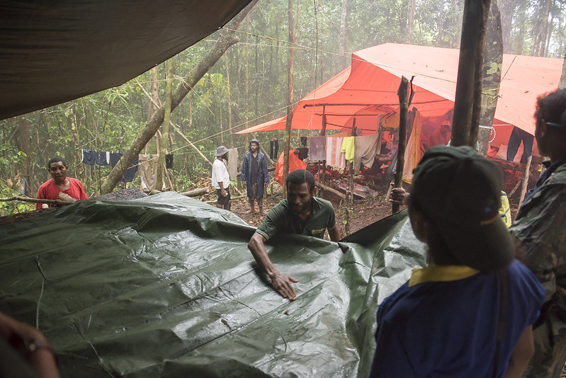 NFI researchers setting up camp following their arrival near Kupiano, PNG. (Photo credit: Cory Wright/UN-REDD)