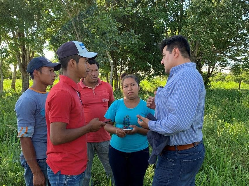 Youth technicians, including Rumilda Fernandez, from Isla Jovai Teju discussing mobile  application with Gustavo Rubira, forest engineer with FAO Paraguay (Â© Alice Van der Elstraeten â UN-REDD Programme)