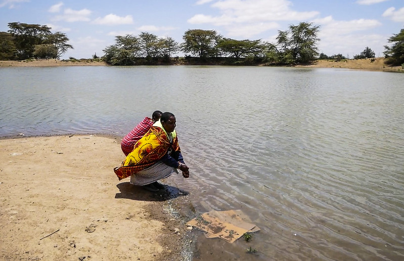 Kibarisho and her friend sitting at the dam (Credit: UN-REDD Programme)