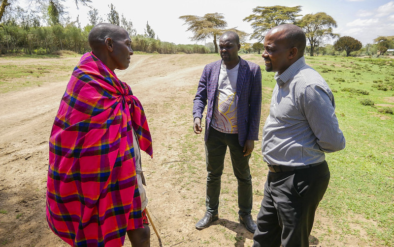 James Twala from ILEPA meeting with village elders (Credit: UN-REDD Programme)